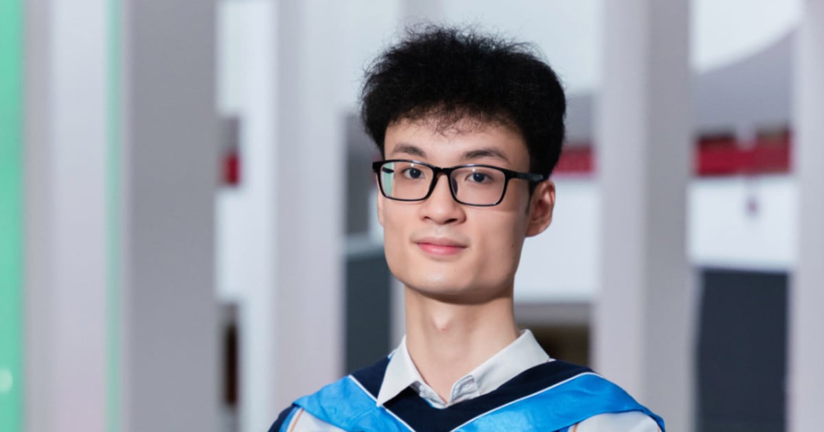 De best presterende mannelijke student marketing aan de Nationale Economische Universiteit deelt zij