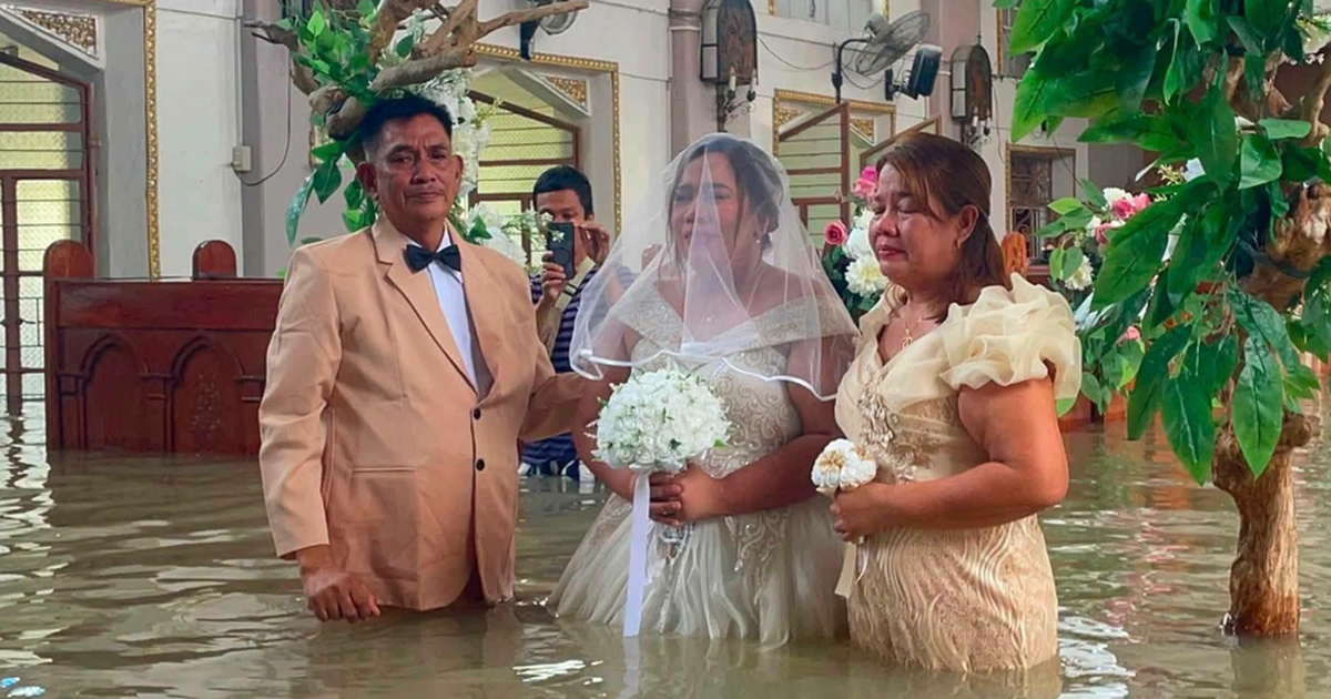 Gereja terendam banjir parah, pengantin wanita menarik perhatian dengan berjalan menerobos air menuju altar.