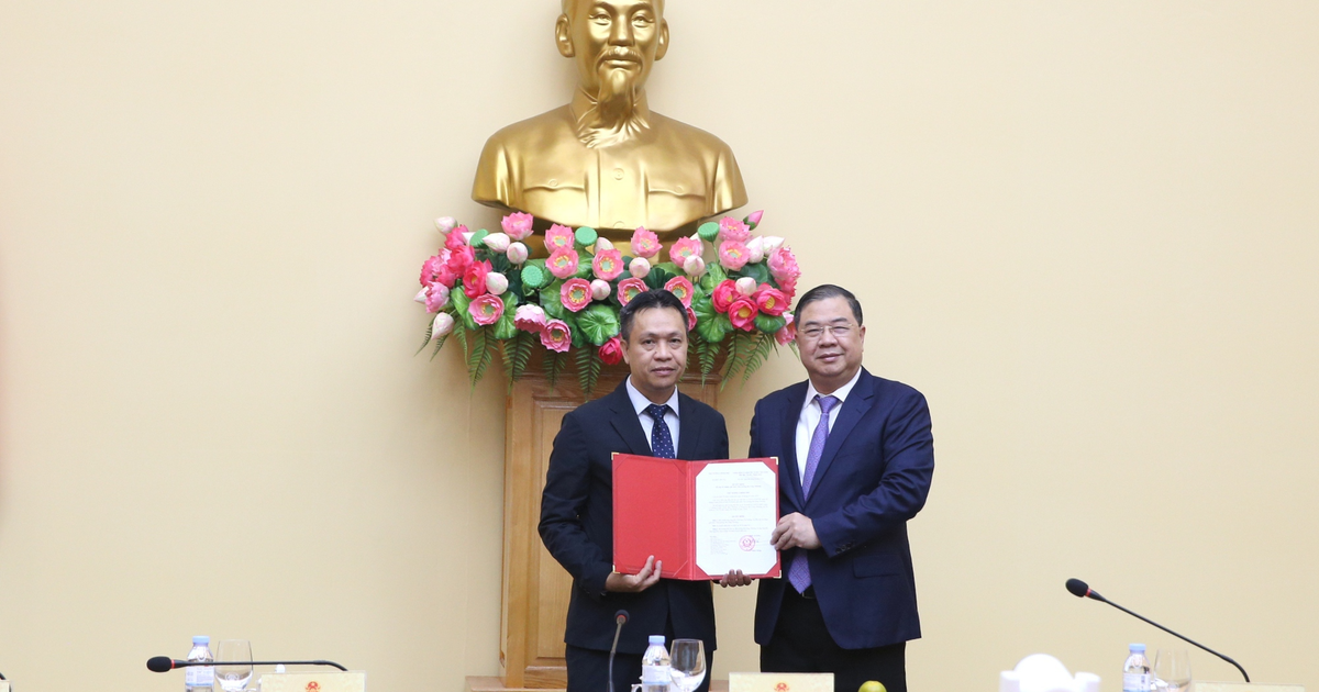 Permanent vicepremier Pham Gia Tuc presenteert het besluit tot benoeming van de viceminister van Ind