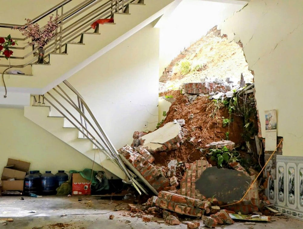 Thai Nguyen: Sejumlah besar tanah dan bebatuan longsor, menyebabkan dinding rumah-rumah runtuh.