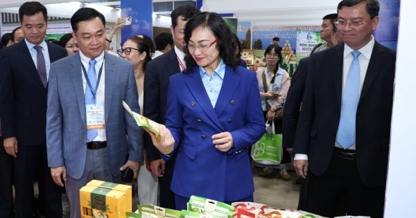 Ho Chi Minh-stad zet haar industriële en commerciële groei voort en streeft naar een groei met dubbe