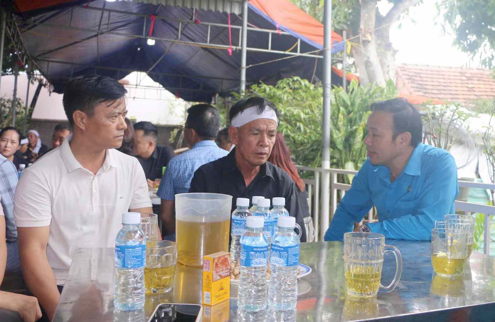 Serikat Buruh Nghe An mengunjungi keluarga anggota serikat yang terlibat dalam kecelakaan tersebut.