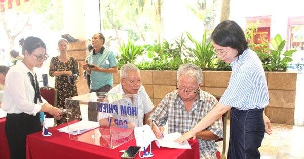 Los residentes dan su opinión sobre el plan de zonificación urbana para el área del lago Hoan Kiem.
