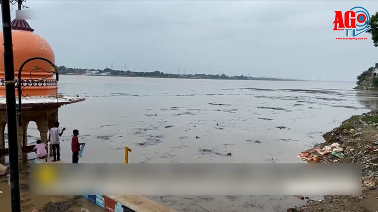 Permukaan air Sungai Gangga telah melampaui puncak banjir historis.