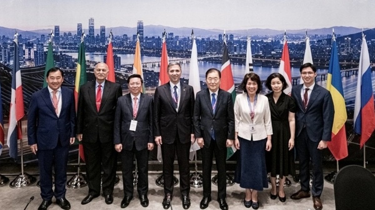Delegasi Partai Komunis Vietnam menghadiri Konferensi Dialog Antarbenua antara Partai-Partai Politik.
