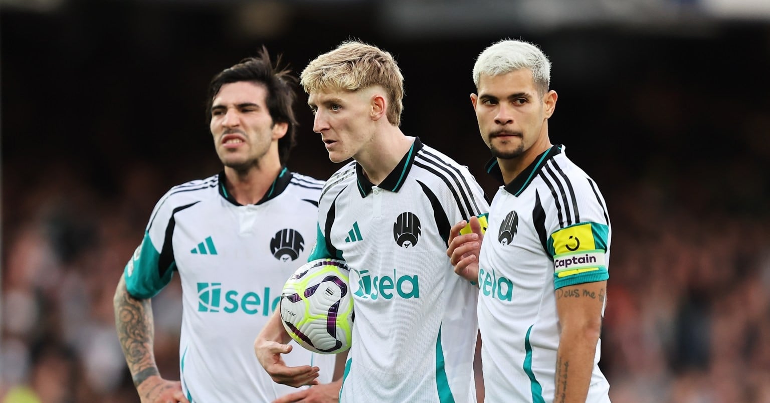 Newcastle moet een speler verkopen, Manchester United grijpt de kans. Lewis Hall