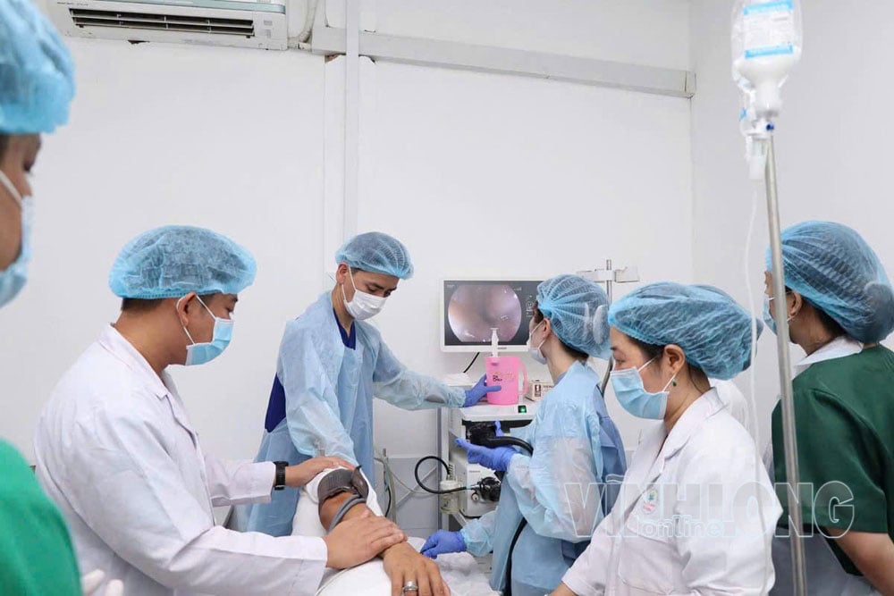 Especialistas japoneses estão ministrando treinamento direto em técnicas endoscópicas avançadas no Hospital Nguyen Dinh Chieu.