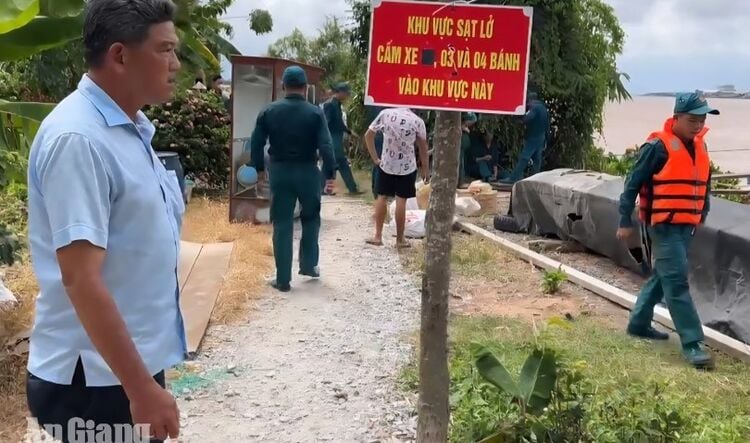 My Hoa Hung terus mengalami tanah longsor serius; warga dievakuasi secara mendesak.