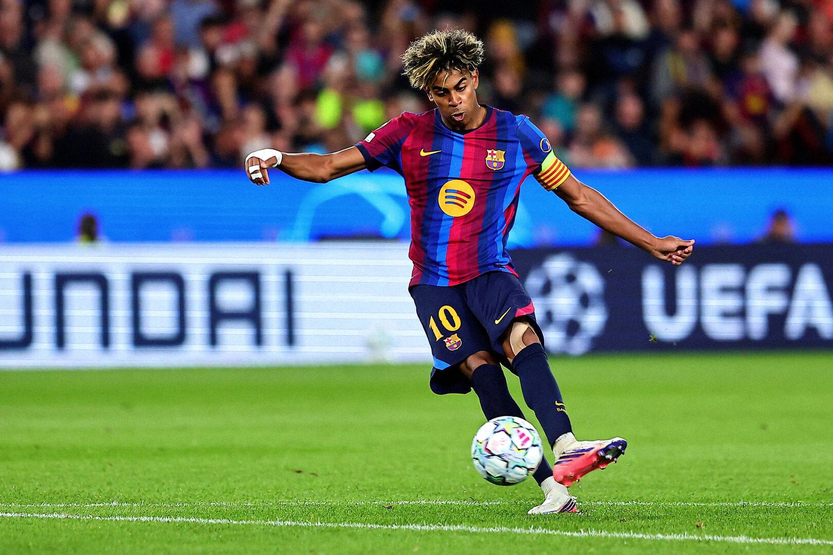 Lamine Yamal hóa thân Messi, Barca thắng 'bàn tay nhỏ'