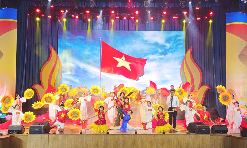 The appeal of theatrical and mobile propaganda.