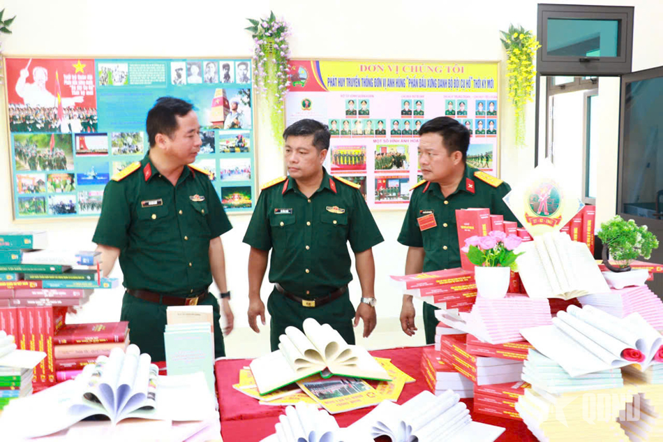 Het 48e Regiment, 390e Divisie, opende de Ho Chi Minh-kamerwedstrijd.