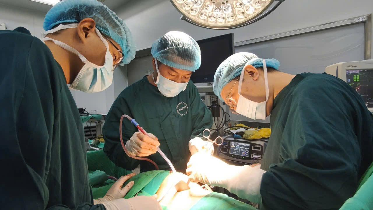 Menyelamatkan nyawa pasien dengan abses paru yang disebabkan oleh fistula kolon.