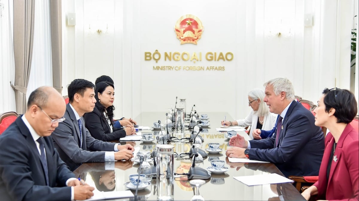 De Canadese onderminister van Buitenlandse Zaken, Dang Hoang Giang, ontvangt de onderminister van In