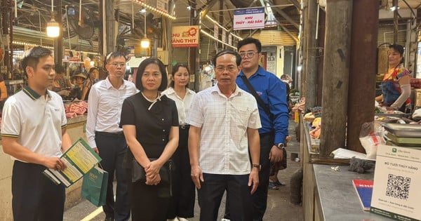 In de wijk Giang Vo wordt digitale handel naar elke straat en elke kraam gebracht.