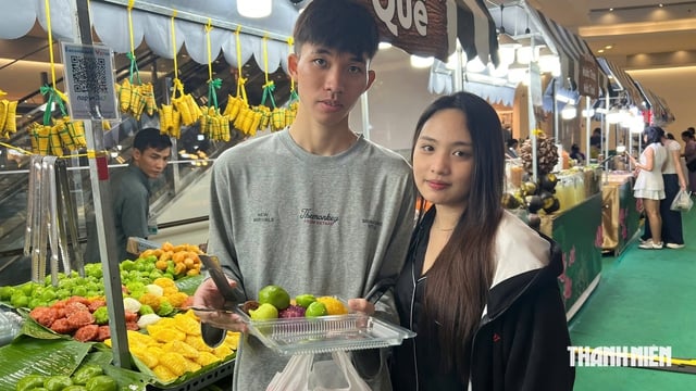 Jovens comparecem em massa ao festival vegano, divulgando um estilo de vida ecológico - Foto 2.