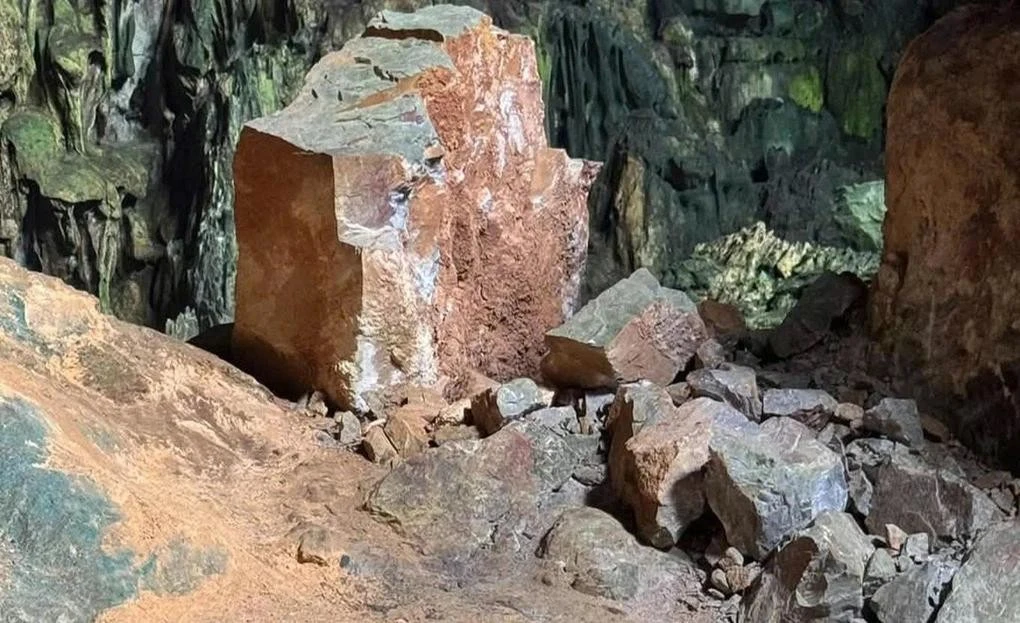 Large Rocks Scattered Visit to 250-million-year-old cave in Thanh Hoa halted due to falling ...