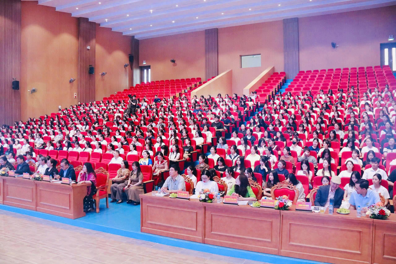 O workshop atraiu mais de 500 delegados, estudantes e membros de sindicatos juvenis.