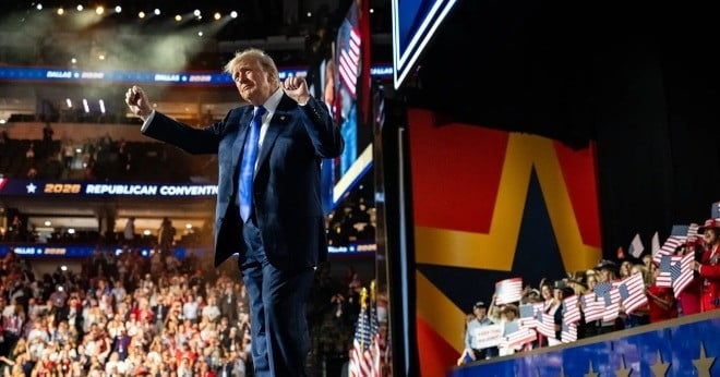 De heer Trump en de Amerikaanse minister van Handel geven toelichting op de gift van 5.000 dollar aa
