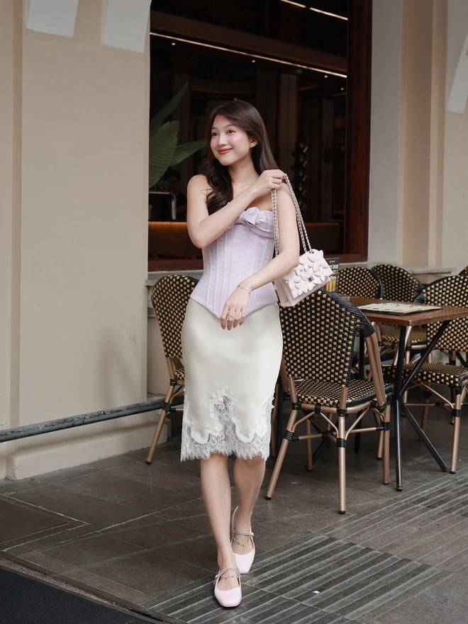 Flat shoes are back, bringing feminine trends to the forefront this fall - Photo 4.