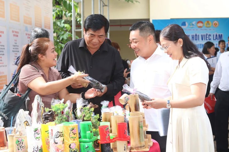 Startup digital, penerangan lorong-lorong, dan sekolah hijau.