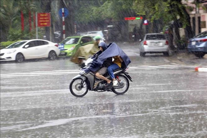 Peringatan badai petir di Hanoi, banjir bandang, dan tanah longsor.