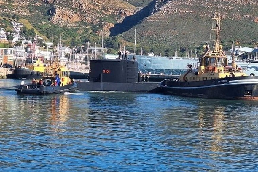 Подводная лодка ВМС ЮАР SAS Manthatisi покидает военно-морскую базу Саймонстаун после завершения технического обслуживания. Фото: X/Дин Вингрин