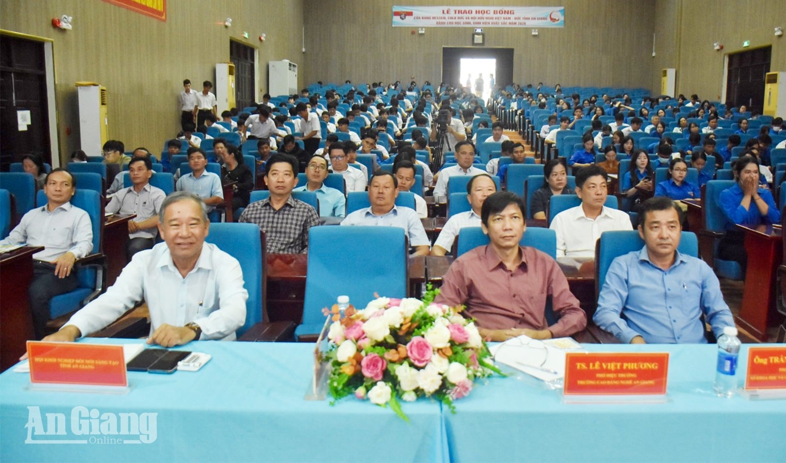 Seminar ilmiah tentang kewirausahaan inovatif di era digital.
