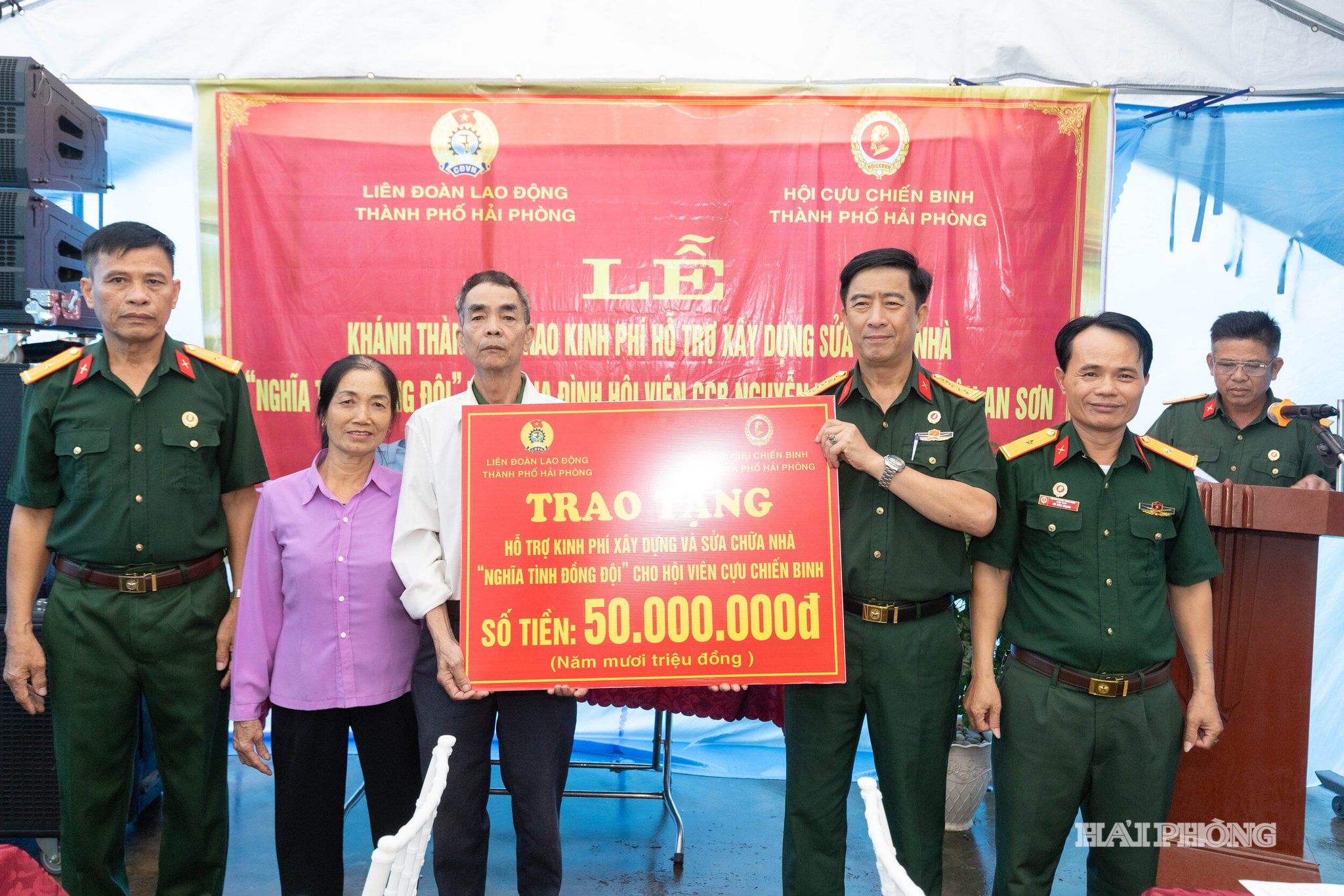 Đại diện Hội Cựu chiến binh thành phố, Liên đoàn Lao động thành phố và Hội Cựu chiến binh xã Bắc Thanh Miện trao kinh phí, tặng quà, động viên gia đình ông Nguyễn Trọng Quản.