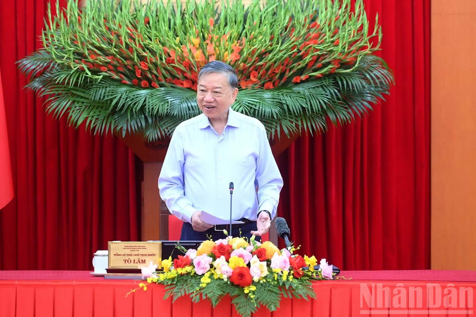 [Foto] Sekretaris Jenderal dan Presiden To Lam bekerja sama dengan Komite Pengarah untuk Peninjauan 100 Tahun Kepemimpinan Partai dalam Revolusi Vietnam