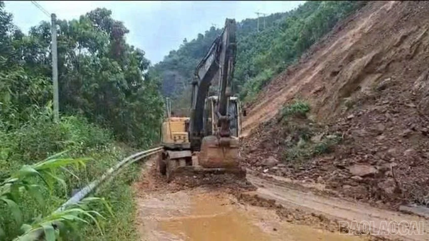 Tambang emas tersebut mengalami 10 titik longsor dan penurunan permukaan tanah akibat hujan lebat.