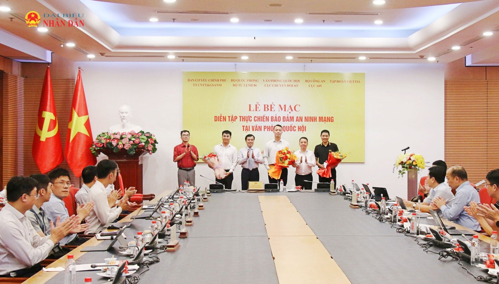 El subdirector de la Oficina de la Asamblea Nacional, Nguyen Manh Hung, felicitó a las unidades que participaron en el ejercicio por haber completado con éxito los contenidos y objetivos establecidos.
