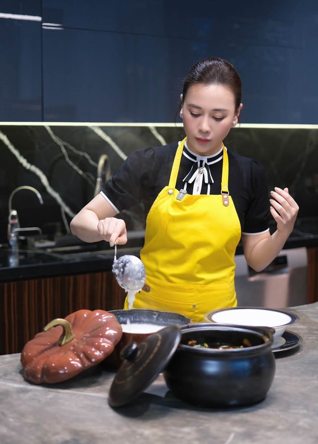 Cooking in the rain, Phuong Oanh shows off her skills with a dish that ...