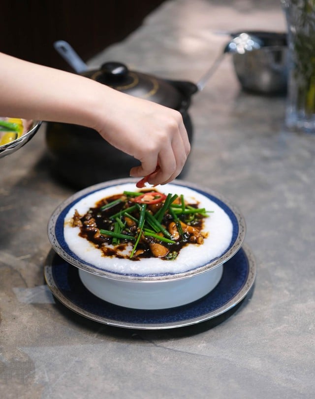 Cooking in the rain, Phuong Oanh shows off her skills with a dish that ...