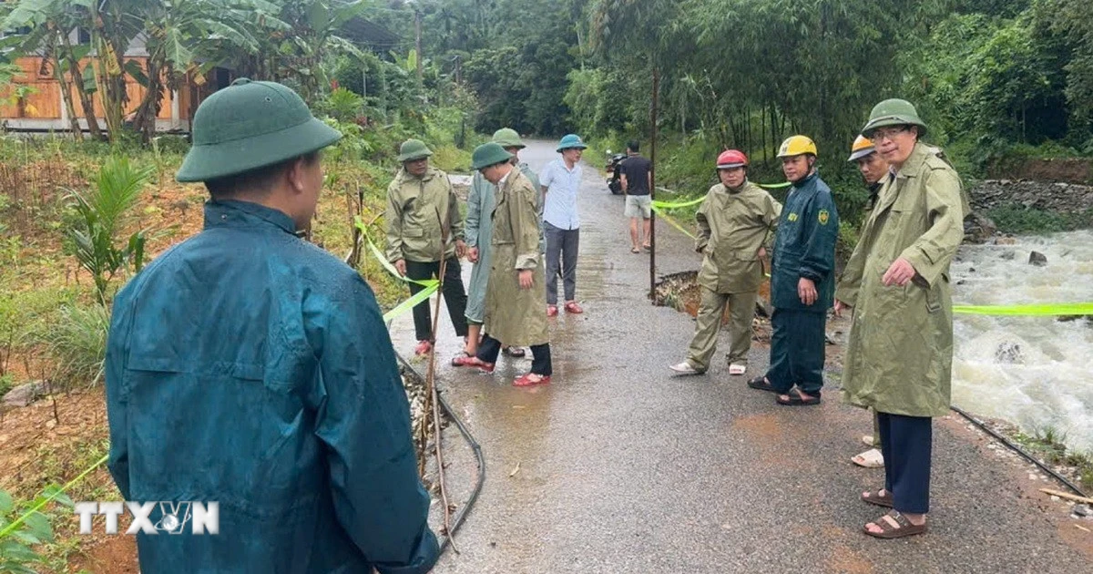 Retakan besar telah muncul di perbukitan di provinsi Thanh Hoa, memaksa banyak keluarga di daerah pegunungan untuk pindah.