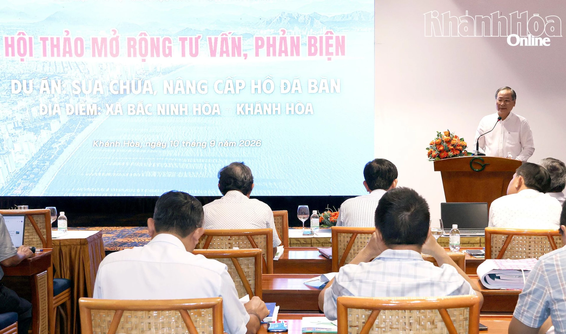 O Sr. Nguyen Dac Tai, Presidente da União das Associações de Ciência e Tecnologia da Província de Khanh Hoa, discursando na oficina de consulta e revisão do Projeto de Reparo e Modernização do Reservatório de Da Ban.