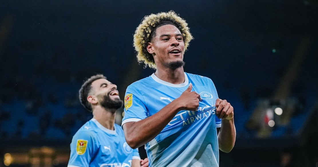 17-åringen glänser när Man City vinner stort med en 5-stjärnig seger.