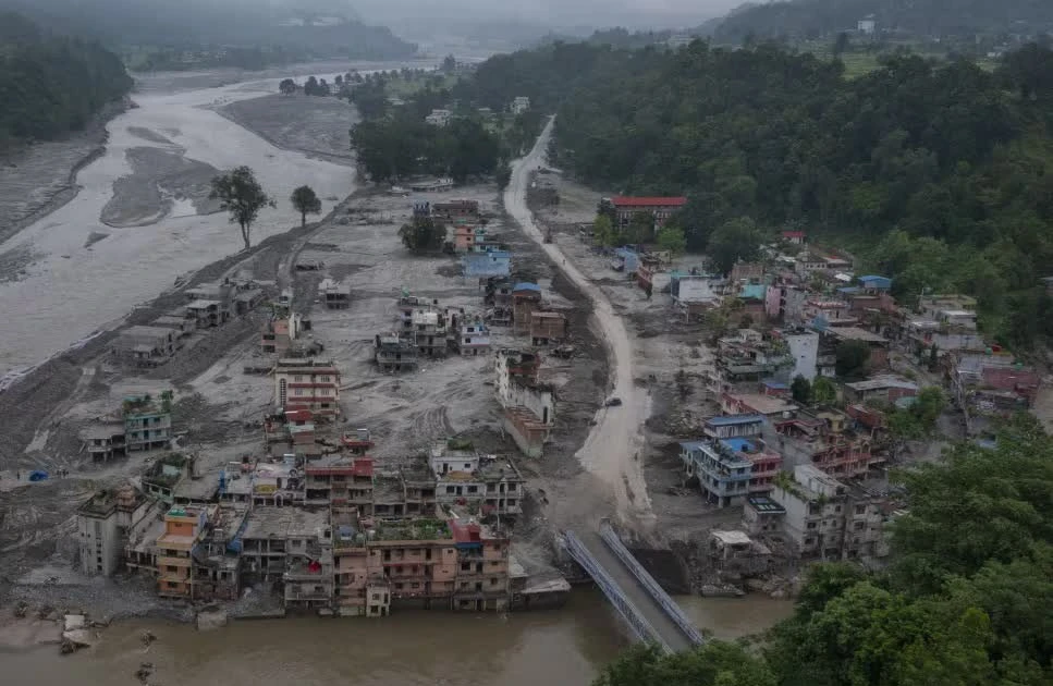 Para ahli menguraikan faktor-faktor yang menyebabkan banjir bandang dahsyat di perbatasan Nepal-China.
