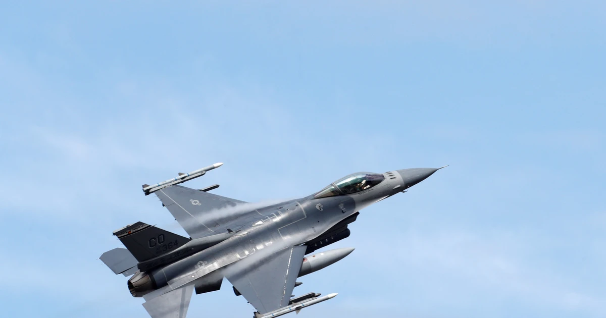 Pesawat militer AS jatuh di dekat kawasan permukiman.