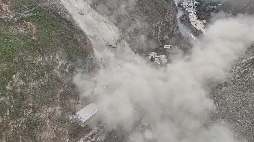Sebanyak 800.000 meter kubik tanah dan batuan longsor di Tiongkok, menghalangi aliran Sungai Min.