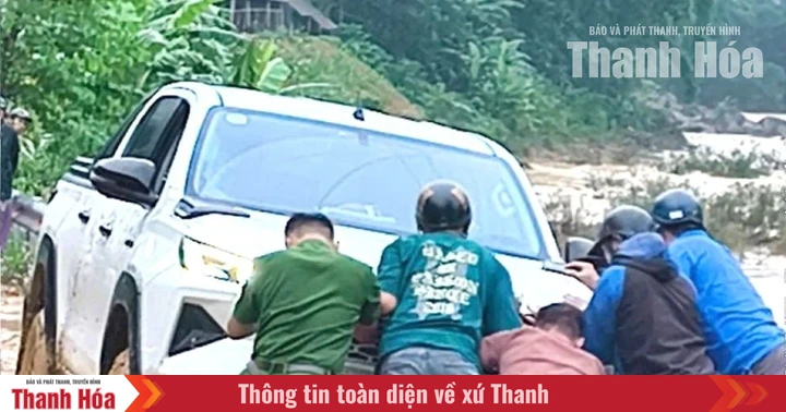 Peringatan: Kendaraan dilarang mencoba melewati area longsor.