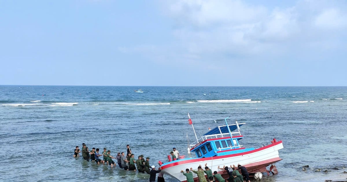 Para tentara Phu Quy bekerja sepanjang malam untuk membantu warga melawan banjir.