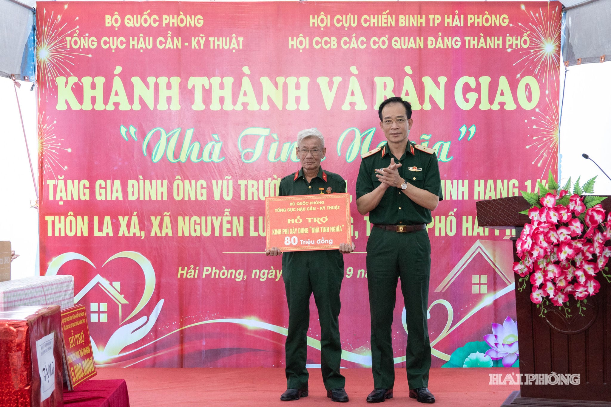 Thiếu tướng Nguyễn Mạnh Hùng, Chủ nhiệm Chính trị Tổng cục Hậu cần - Kỹ thuật trao kinh phí 80 triệu đồng hỗ trợ thương binh Vũ Trường Khai.