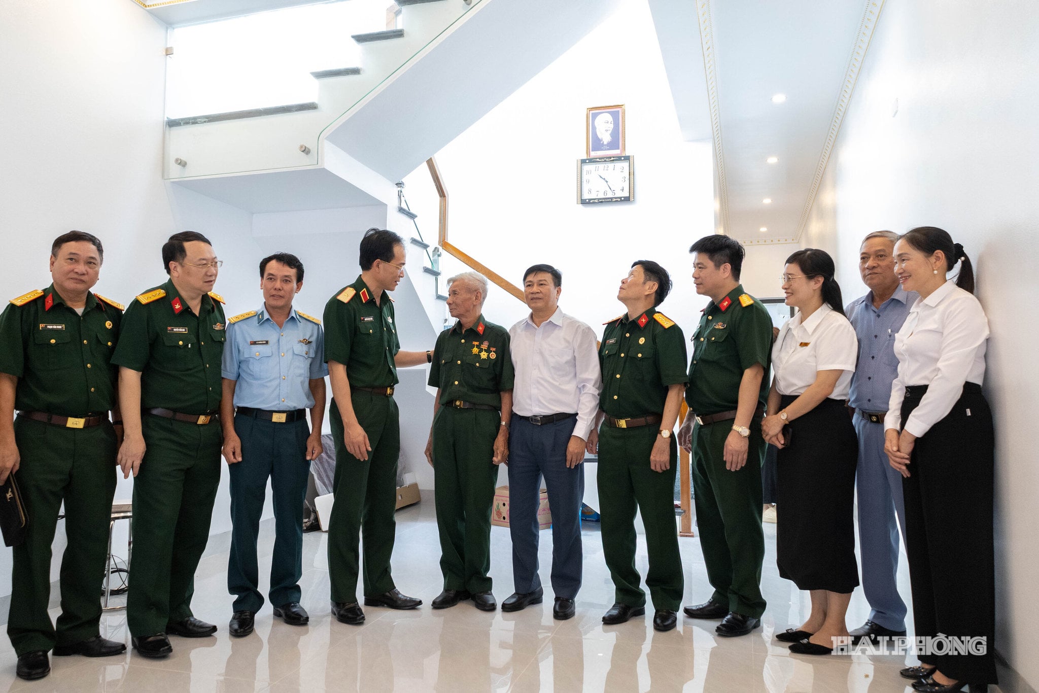 Các đại biểu thăm ngôi nhà mới khang trang của thương binh Vũ Trường Khai ở thôn La Xá, xã Nguyễn Lương Bằng.