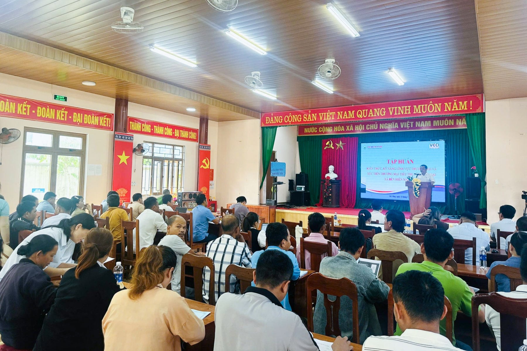 Het ministerie van Industrie en Handel van Da Nang ondersteunt gemeenten in berggebieden bij het ver