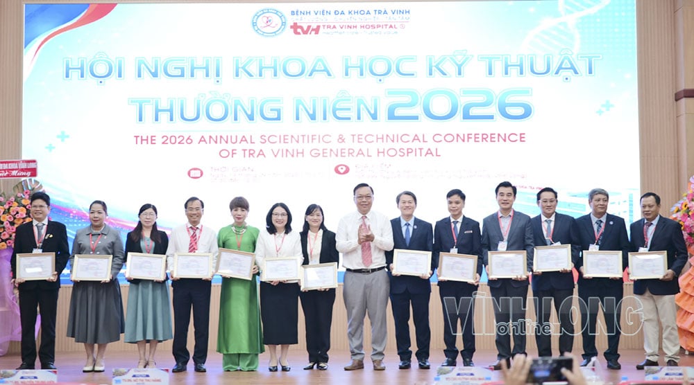 Nguyen Huu Phuoc, Spesialis II - Wakil Direktur Departemen Kesehatan, menyerahkan sertifikat Pendidikan Kedokteran Berkelanjutan (CME) dan surat ucapan terima kasih kepada ketua konferensi.