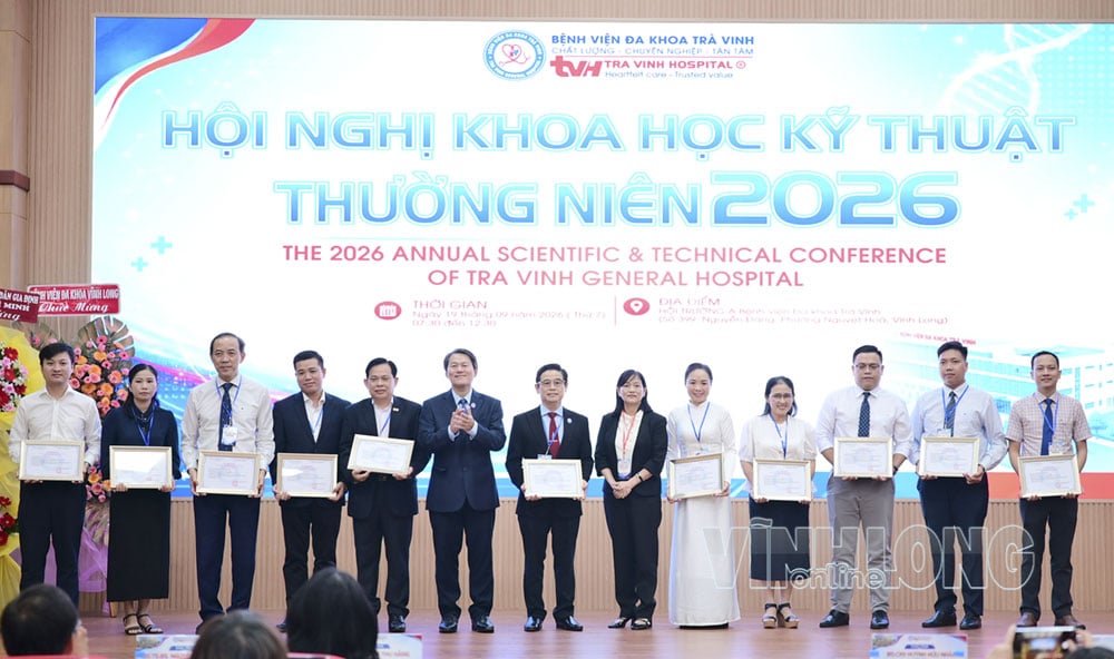 Huynh Huu Nhan, Spesialis II - Direktur Rumah Sakit Umum Tra Vinh, dan Dr. Diep Duyen Anh, Spesialis II - Wakil Direktur Rumah Sakit Umum Tra Vinh, menyerahkan sertifikat Pendidikan Kedokteran Berkelanjutan (CME) dan surat ucapan terima kasih kepada para pemateri.