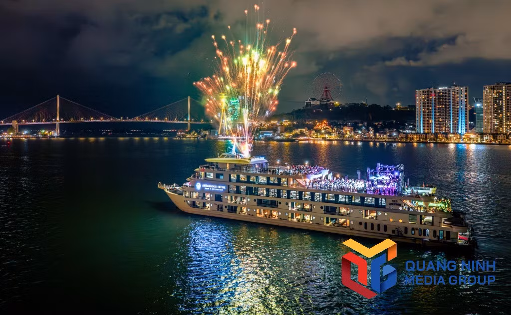 Quang Ninh si impegna costantemente a migliorare l'esperienza dei visitatori attraverso la sua vasta gamma di prodotti turistici. cac-show-ca-nhac-tren-du-thuyen-ket-hop-phao-hoa.jpg