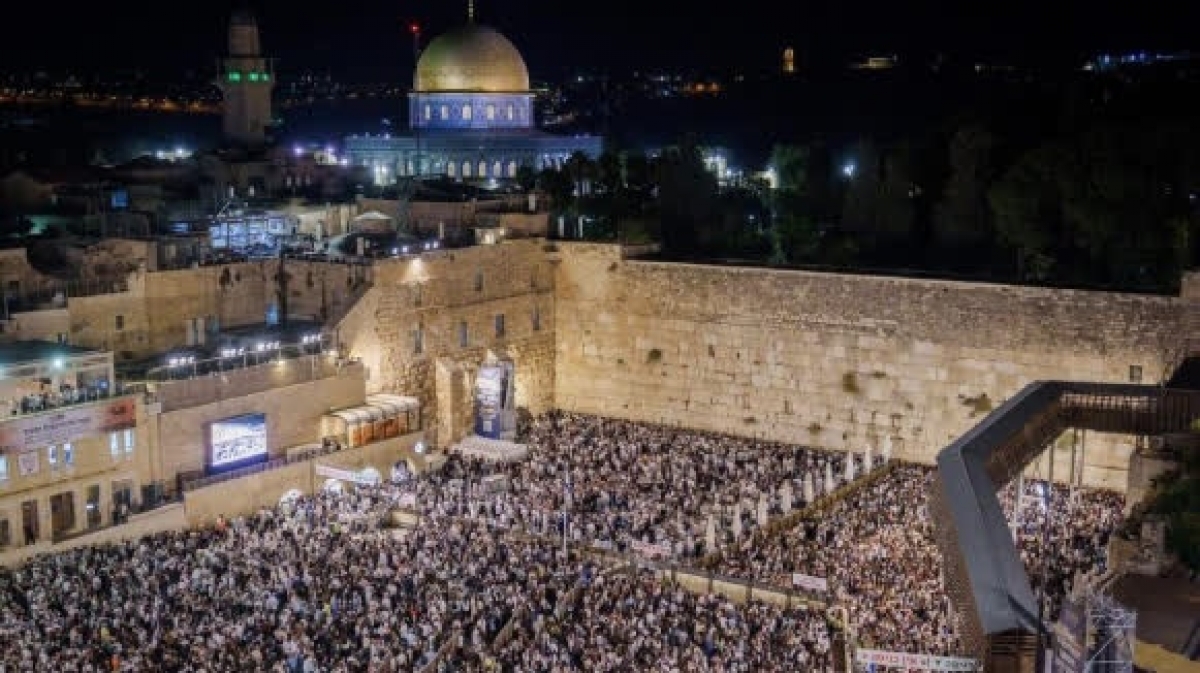 Premier Netanyahu en duizenden anderen bezochten een heilige plaats in Jeruzalem.