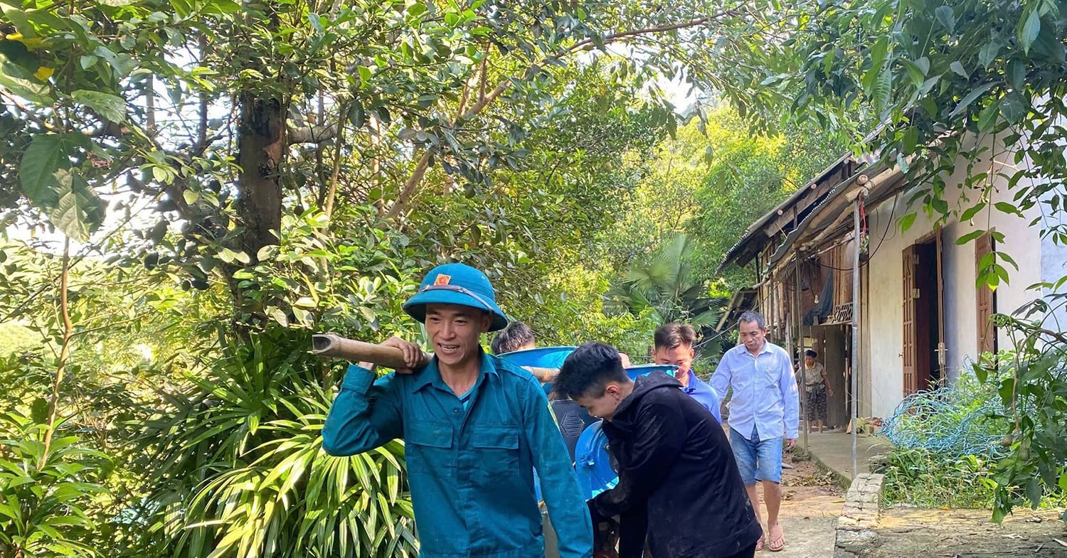 Tanah longsor menimbun jalan provinsi; Provinsi Nghe An segera mengevakuasi sejumlah rumah tangga.
