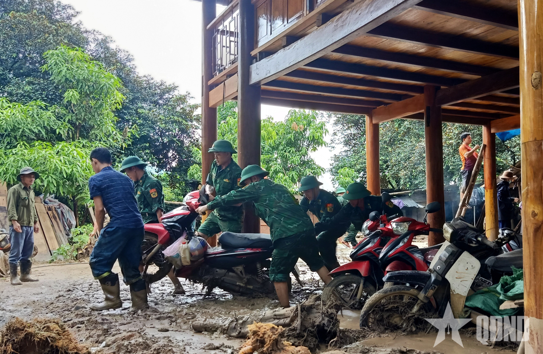 Unit-unit militer secara proaktif menanggapi hujan lebat, banjir, dan genangan air.